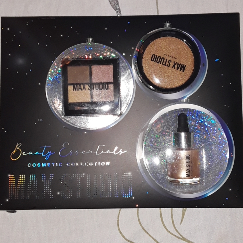 Beauty Essentials cosmetic collection Max studio
